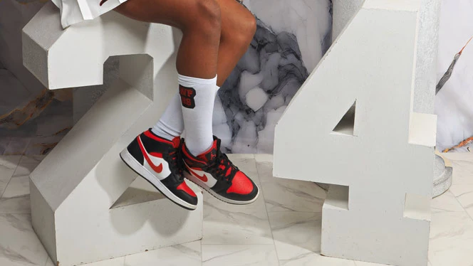 Curry posing with "24" sign