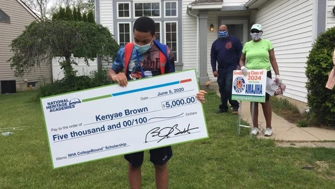 Kenyae Brown holding large $5,000 check. Kenyae Brown holding large $5,000 check.