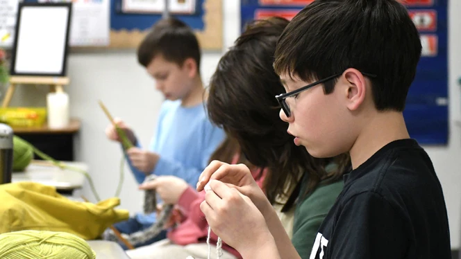 Knapp student knitting
