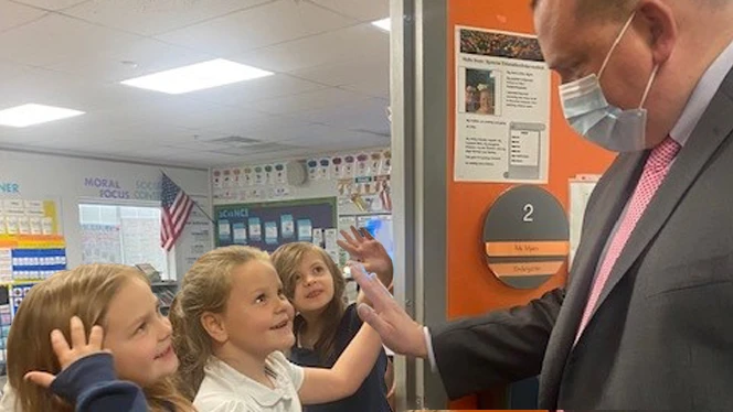 Mayor Kapszukiewicz gets a high five from a Bennet Venture student