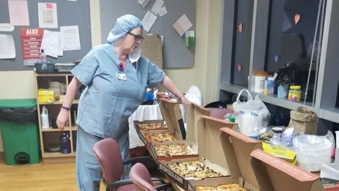 Fortis_FoodDelivery_664x374_CZ2.jpg Nurse eating pizza