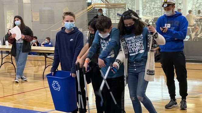 Chandler Woods students recycling