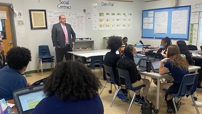 Mayor Kapszukiewicz visits Bennett Venture
