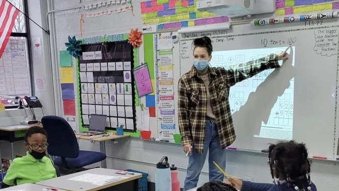 Jessica Lollie teaching students