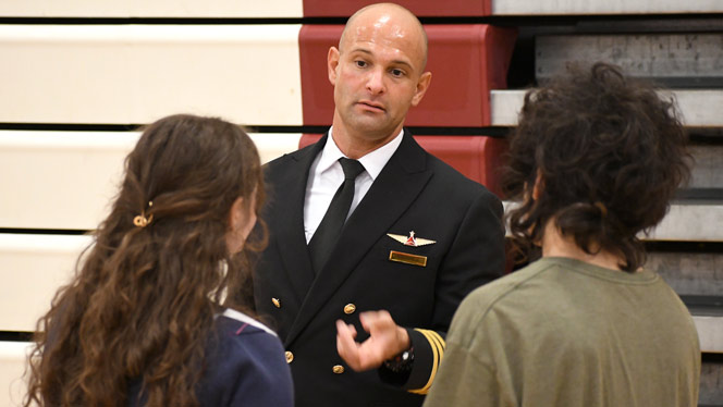 Wellspring Prep students talk with Delta Airlines co-pilot.