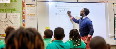 Teacher helps students learn