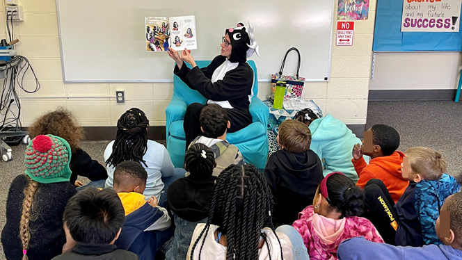McCormick reading to students.