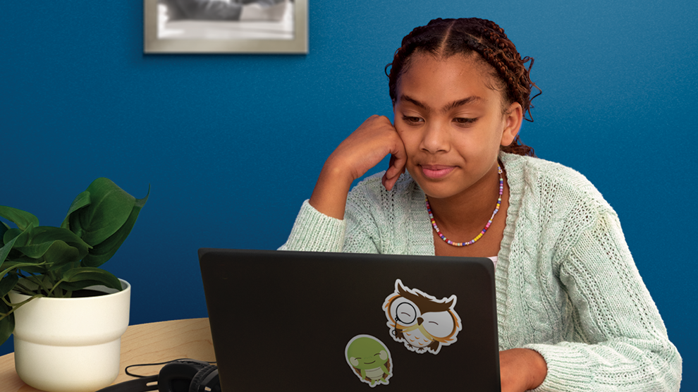 Student sitting with college counselor