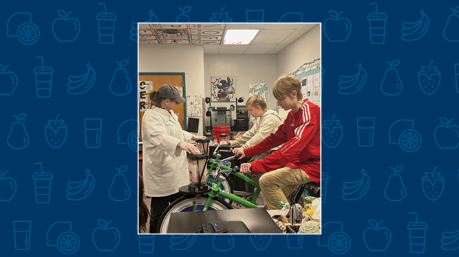 Y5-8 School in Walker: Food Science Elective Students Make Smoothies from Bicycle
