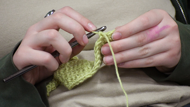 Knapp student knitting